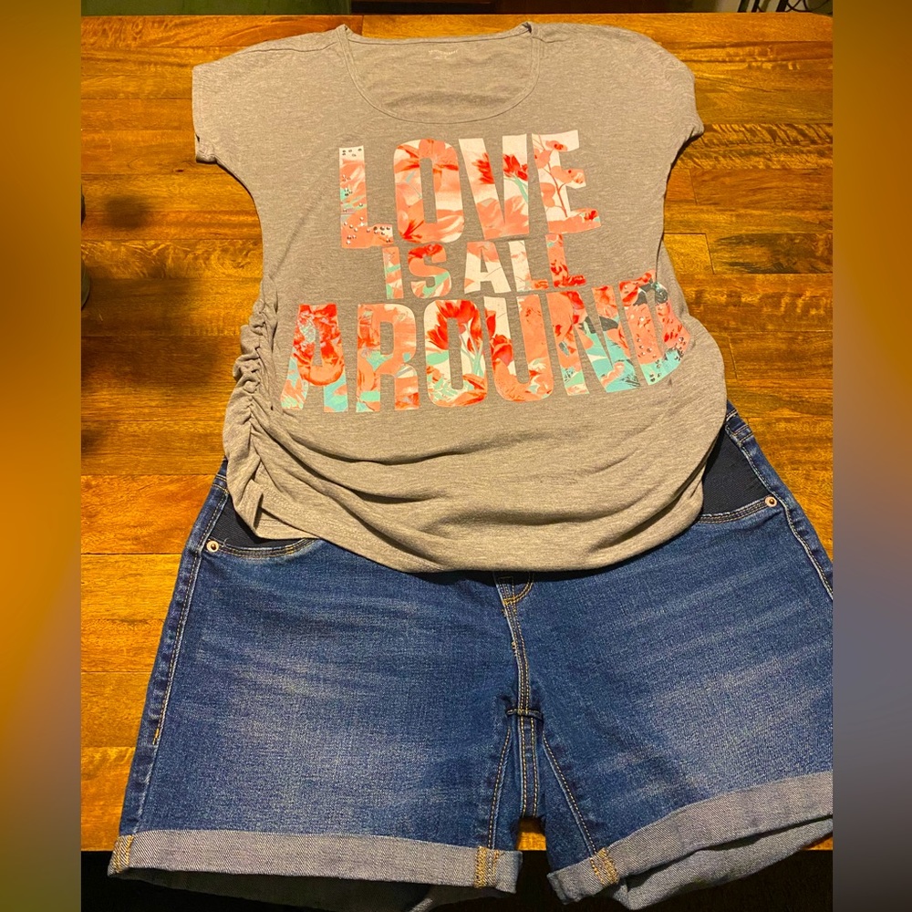 Maternity shorts size 6 Maternity shirt size small! Excellent condition